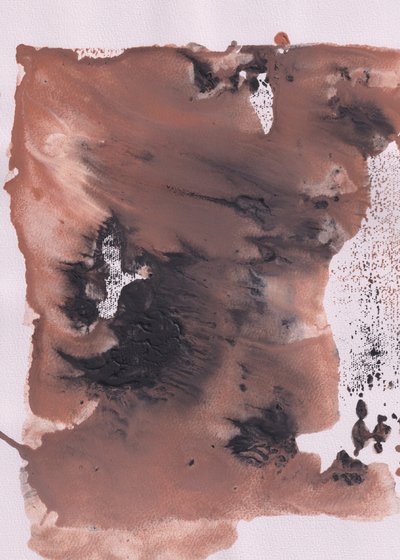 流動的で土臭い抽象画 作： Maira Ribena
