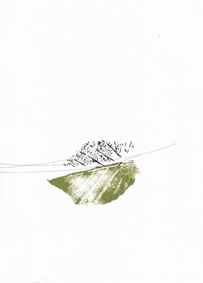 緑の葉と裸の枝 作： Maira Ribena
