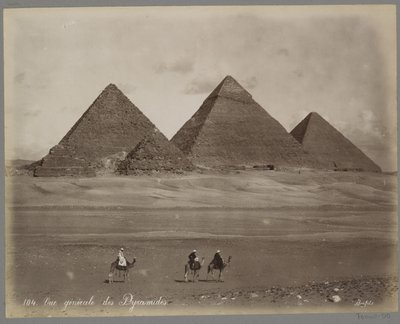 ギザのミケリノス、シェフレン、ケオプスのピラミッドの眺め Vue générale des Pyramides (オブジェクトのタイトル) 作： Maison Bonfils