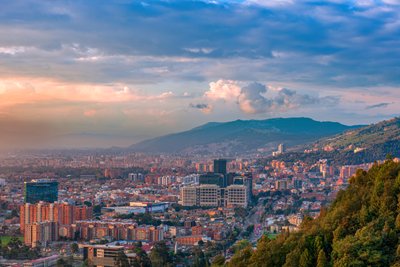Bogota, Kolumbia - korkeakulmainen panoraamanäkymä pääkaupungin pohjoisosaan katsottuna La Caleralta Andien vuoristossa. 作： Mano Chandra Dhas