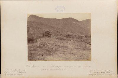 赤い門。コルコバードの山々を望む氷河の形にカットされている。 作： マーク・フェレス