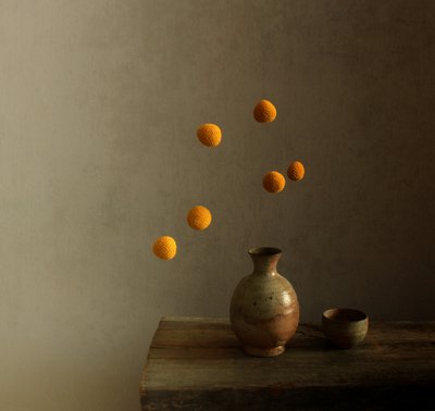 現代の静物画「浮遊する球体」 作： Margaret Halaby
