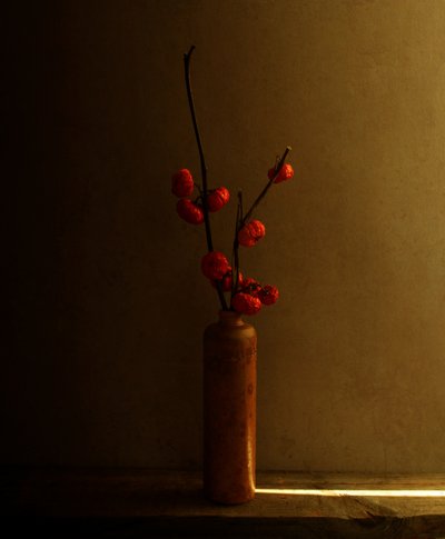 赤いベリーの静物画 作： Margaret Halaby