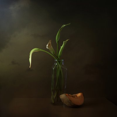 しおれたユリとメロン 作： Margaret Halaby