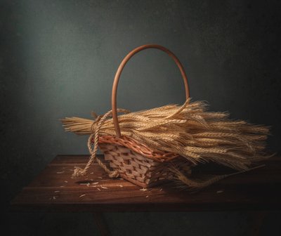 黄金色の小麦の籠 作： Margareth Perfoncio