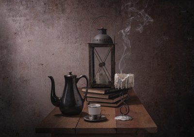 コーヒーとキャンドルの灯り 作： Margareth Perfoncio