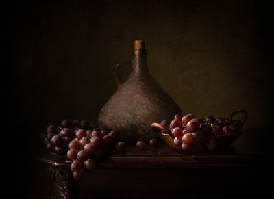 黒いブドウの静物画 作： Margareth Perfoncio