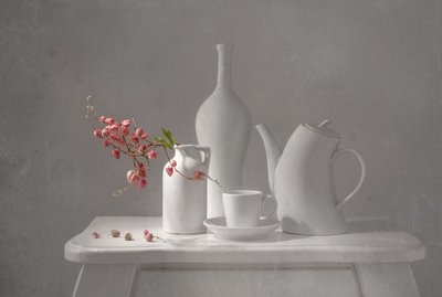 繊細なピンクの静物画 作： Margareth Perfoncio