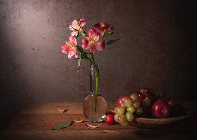ドラマチックな花と果物の静物画 作： Margareth Perfoncio