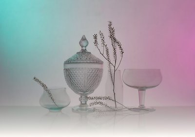 優雅なガラス器の静物画 作： 