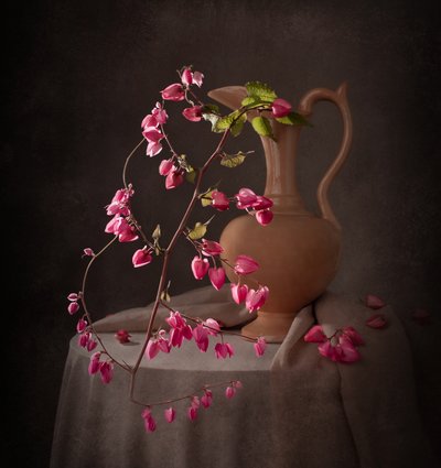 優雅なピンクの静物画 作： Margareth Perfoncio