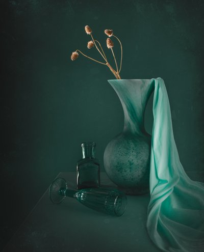 優雅なティール色の静物画 作： Margareth Perfoncio