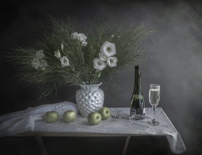 花とシャンパン 作： Margareth Perfoncio