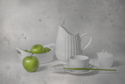 新鮮な青リンゴの静物画 作： Margareth Perfoncio