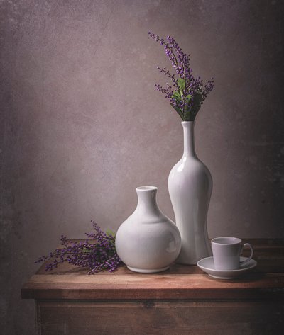 ラベンダーの花瓶の静物画 作： Margareth Perfoncio