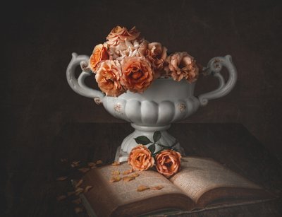 物憂げなバラと古書 作： Margareth Perfoncio