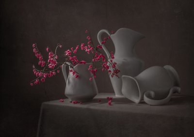 ピンクの花と白い水差し 作： 