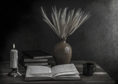 静かなキャンドルライトの下での読書 作： Margareth Perfoncio