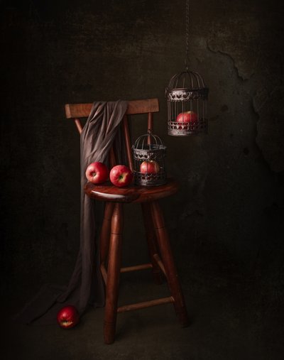 赤いリンゴの暗い静物画 作： Margareth Perfoncio