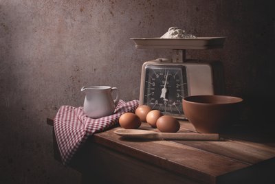 素朴な焼き菓子の下準備 作： Margareth Perfoncio