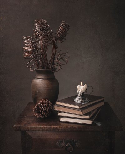 素朴なキャンドルライトの静物画 作： Margareth Perfoncio