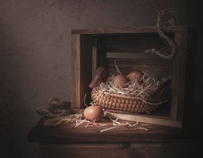 素朴なアヒルのカゴに入った卵 作： Margareth Perfoncio