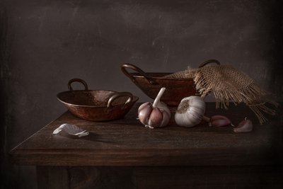 素朴なニンニクの静物画 作： 