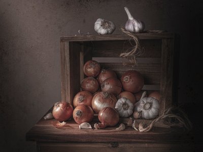素朴な玉ねぎとニンニク 作： Margareth Perfoncio