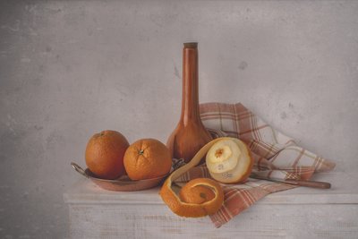 素朴なオレンジの静物画 作： Margareth Perfoncio