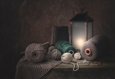 素朴な毛糸の静物画 作： Margareth Perfoncio