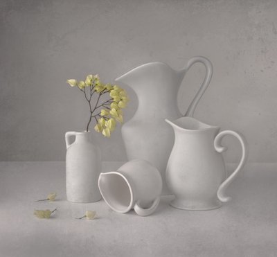 穏やかな白のピッチャー 作： Margareth Perfoncio