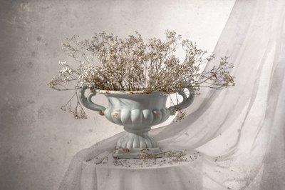 シャビーシックな花々の静物画 作： Margareth Perfoncio