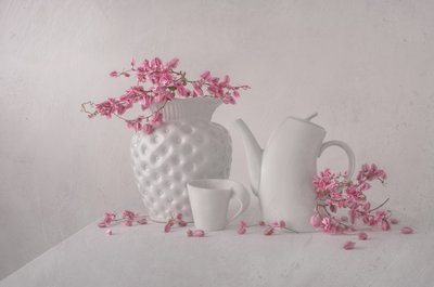 柔らかなピンクの静物画 作： 