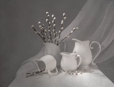 春の柳のピッチャー 作： Margareth Perfoncio