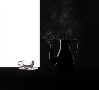 湯気を立てるコーヒーとの対比 作： Margareth Perfoncio