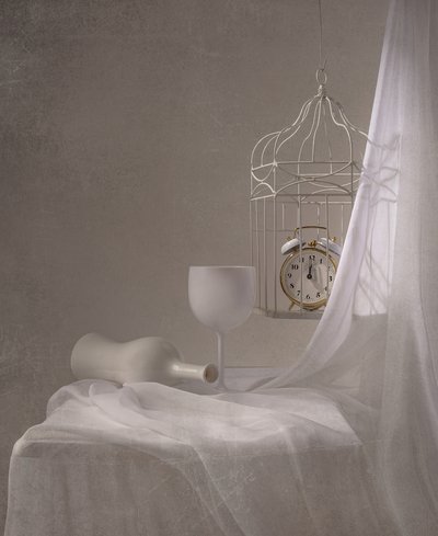 時代を超えた白い静物画 作： Margareth Perfoncio