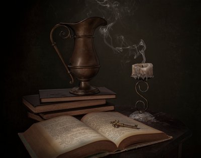 ヴィンテージの本と鍵 作： Margareth Perfoncio