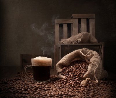 温かいコーヒーの静物画 作： 
