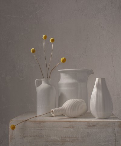 白い花瓶と黄色い花 作： Margareth Perfoncio