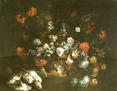 バスケットに入ったバラ、チューリップ、ブルーベル、ライラックなどの花々と死んだ鳥たち 作： Margarita (attr. to) Caffi