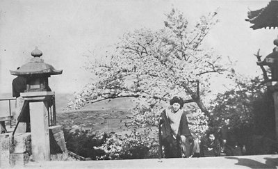 寺院の階段の上部、琵琶湖の上、c1900、1921 作： Marguerite Leonard