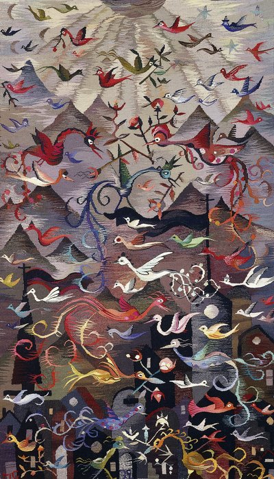 山と太陽光線を背景に、神話上の鳥を描いた壁掛けタペストリー 作： Marianne Pankok