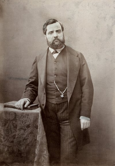 口ひげと濃いあごひげを蓄えた画家Thomas Coutureの4分の3サイズのポートレート（モノクロ写真 作： Marie Alexandre Alophe