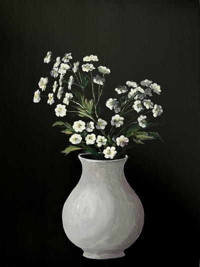 白い花の絵画 – 白い花瓶に描かれたモノクロのボタニカルアート。ご自宅、オフィス、ギフトに最適 - 010 作： Marina Kozyr