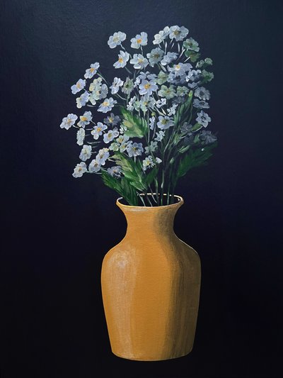 白い花と金色の花瓶 作： Marina Kozyr