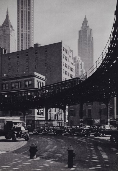マンハッタン: コエンティーズ スリップ、高架鉄道 (白黒写真) 作： Mario Bucovich