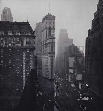 マンハッタン: タイムズ スクエアに降る雨 (白黒写真) 作： Mario Bucovich