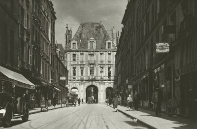 パリ: Rue de Birague (白黒写真) 作： Mario Bucovich