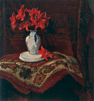 赤いユリの敷物と花瓶、マリオ・プッチーニ（1869-1920）作、キャンバスに油彩、64x59cm。 作： Mario Puccini