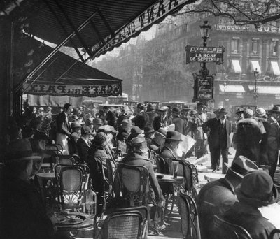 カフェドラペ、パリ、1937 作： Martin Hurlimann